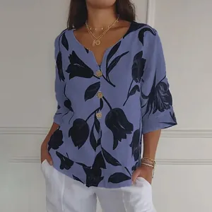 Chemisier décontracté en coton et lin bleu à col en V avec imprimé floral noir et boutons
