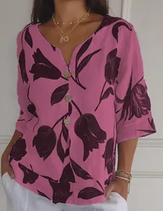 Détail d'un chemisier en lin-coton rose avec imprimé tulipes violettes et col en V
