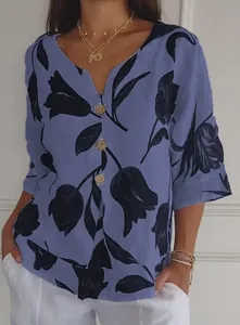 Gros plan sur une blouse en coton lin lavande avec imprimés floraux noirs et boutons