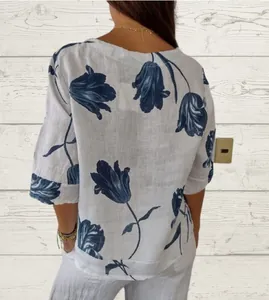 Vue détaillée du dos d'une chemise blanche en coton et lin avec des motifs de tulipes bleues