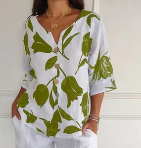 Détail d'une blouse en coton et lin pour femme avec imprimé floral, col en V et boutons