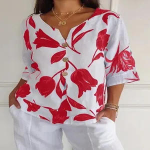 Détail d'une chemise en coton lin blanc avec imprimé tulipes rouges et boutons bois