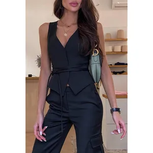 Ensemble chic gilet sans manches noir à nouer et pantalon cargo pour la mode d'été