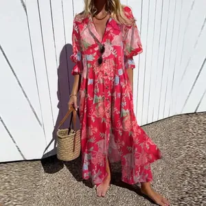 Detail van een rode maxi-jurk met bloemenprint en gesmokte details in boho-zomerstijl