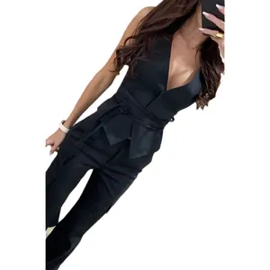 Gilet noir élégant à col en V et taille nouée avec pantalon décontracté pour style de vacances