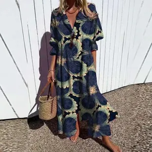 Gedetailleerde weergave van een maxi-jurk met lange mouwen en vintage bloemenpatroon.