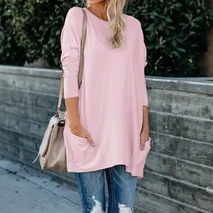 Détail d'une tunique rose à col rond pour femme avec des poches latérales pratiques.