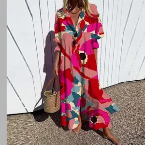 Volledig lichaamsdetail van het levendige bloemenpatroon op een oversized maxi-jurk