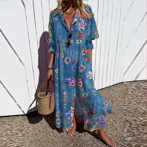 Volledige weergave van een blauwe maxi-jurk met bloemenprint, plooien en V-hals