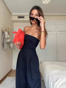 Vue détaillée d'une combinaison bustier bleu marine à jambes larges portée par un mannequin