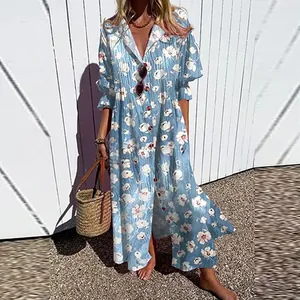 Lichtblauwe maxi-jurk met bloemenprint, lange mouwen met gesmokte manchetten en een V-hals