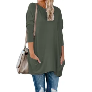 Détail d'un t-shirt à manches longues oversize vert armée pour femme avec poches latérales.