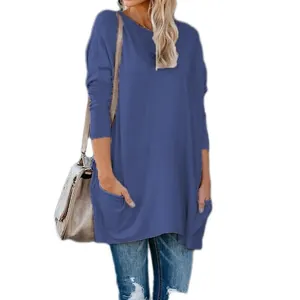 Tunique ample pour femme à manches longues et col rond avec poches latérales utiles.