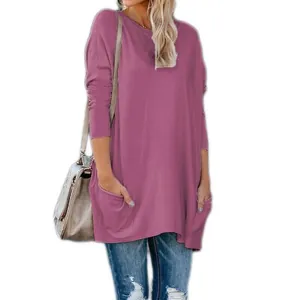 Détail du t-shirt à manches longues violet surdimensionné avec poches latérales