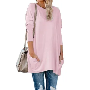 Vue détaillée d'une tunique rose grande taille pour femme avec col rond et poches