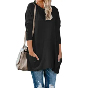 Gros plan d'un haut noir à manches longues avec des poches latérales pratiques pour femme