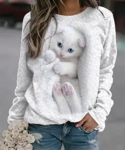 Gros plan d'un sweat-shirt blanc à col rond avec un adorable imprimé chaton effet 3D