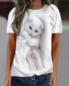 Détail d'un t-shirt blanc avec un imprimé chaton 3D réaliste et des yeux bleus profonds