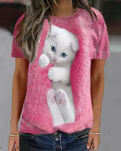 Vue détaillée de l'imprimé graphique de chat blanc 3D sur un t-shirt rose décontracté