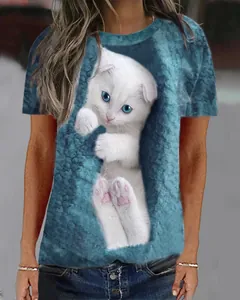 Vue détaillée de l'imprimé chat blanc 3D sur ce t-shirt à manches courtes bleu texturé