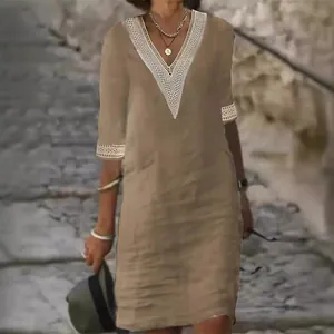 Abito midi casual da donna in cotone e lino marrone con scollo V e pizzo bianco.