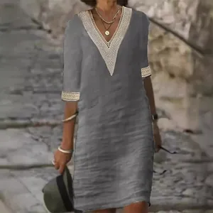 Abito casual grigio in cotone e lino con scollo a V, pizzo bianco e maniche corte