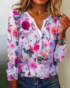 Detailansicht des lebhaften Blumenmusters und V-Ausschnitts auf dem Langarm-T-Shirt
