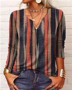 Détail du t-shirt à manches longues et col en V pour femmes avec motif à rayures