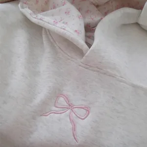 Grauer Kapuzenpullover mit rosa Schleifenstickerei und floralem Futter