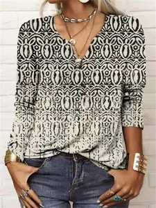 T-shirt femme ample à manches longues et col en V avec motif imprimé tribal noir et blanc.