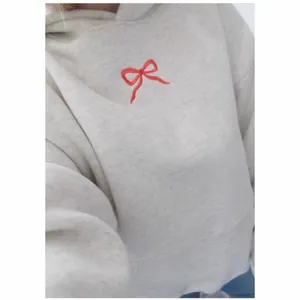 Minimalistischer grauer Baumwoll-Hoodie mit feiner roter Schleifen-Stickerei auf Brust