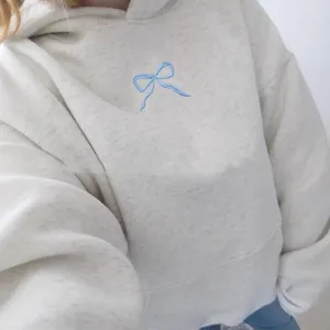 Bequemer grauer Oversized-Kapuzenpullover aus Baumwolle mit blauer Schleifenstickerei
