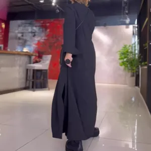 Vestido largo elegante de manga larga negro con aberturas laterales y cuello en V casual