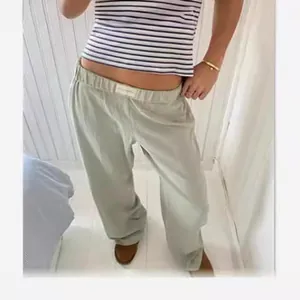 Casual high-waisted wide-leg trousers for women in a loose streetwear style
