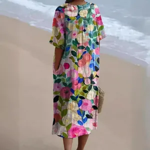 Robe longue ample à imprimé floral pour femme dans un cadre de plage ensoleillé