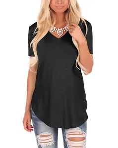 Detailansicht eines lässigen schwarzen Damen-T-Shirts mit V-Ausschnitt und lockerer Passform