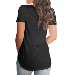 Rückansicht eines bequemen schwarzen Damen-Kurzarm-T-Shirts in lockerer Passform