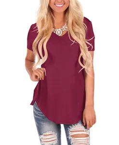 Nahaufnahme eines weinroten Damen-T-Shirts mit V-Ausschnitt und lockerer Passform