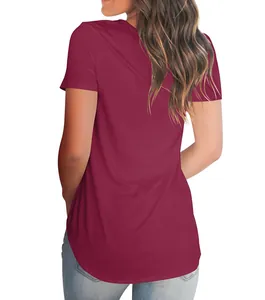 Rückansicht eines locker sitzenden weinroten Damen-T-Shirts mit V-Ausschnitt und kurzen Ärmeln