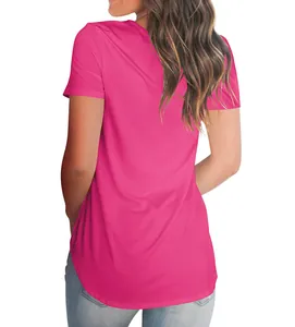 Detaillierte Rückansicht eines lockeren rosafarbenen Damen-Strick-T-Shirts mit Kurzarm