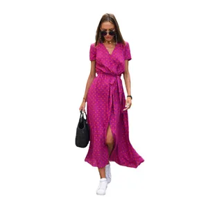 Robe longue élégante à pois violets avec col en V, ceinture et fente latérale