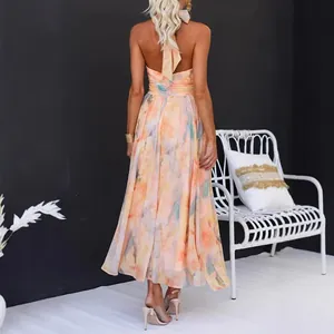 Détail de la conception dos nu avec lien au cou sur une robe longue fleurie colorée