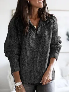 Detailansicht eines grauen Strickpullovers mit halbem Reißverschluss und Rippenmuster