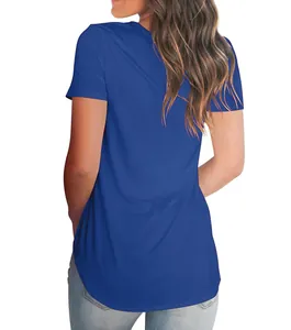 Rückansicht eines königsblauen, locker sitzenden Kurzarm-Strick-T-Shirts für Damen