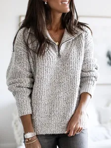 Detailansicht des grauen Damen-Strickpullovers mit Reißverschluss und Strukturmuster