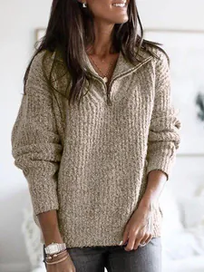 Detailansicht eines beigen Damen-Strickpullovers mit modischem Reißverschluss am Kragen.