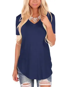 Detailansicht einer Frau mit einem marineblauen V-Ausschnitt Kurzarm Strick-T-Shirt