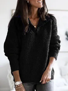 Detailansicht eines schwarzen Damen-Strickpullovers mit modischem halbem Reißverschluss