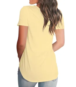 Rückansicht eines locker sitzenden, blassgelben Damen-T-Shirts mit abgerundetem Saum