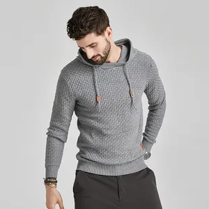Dettaglio ravvicinato di un maglione grigio con cappuccio da uomo in maglia jacquard fine